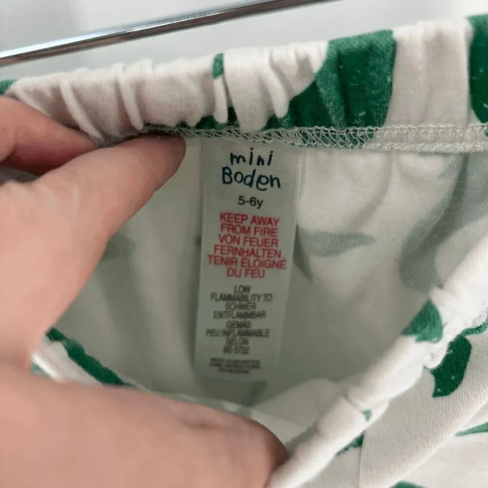 Mini Boden Kid's White Green Elastic Waist Sea Pine Shark Print Shorts Size 5-6y